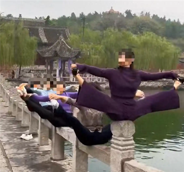 景区回应女子水边护栏做瑜伽