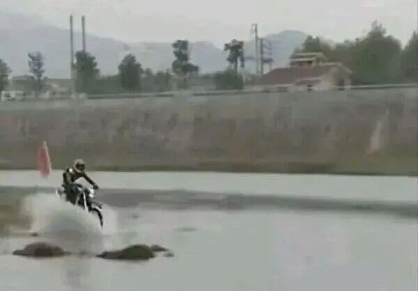 张雪计划今年挑战骑摩托车飞跃长江