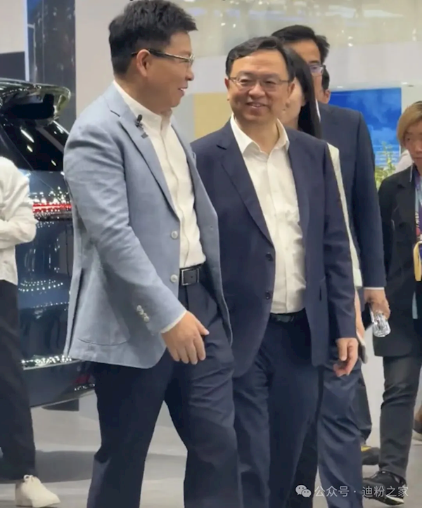 王傳福打卡問界展臺(tái) 余承東親自講解 共話智能汽車未來