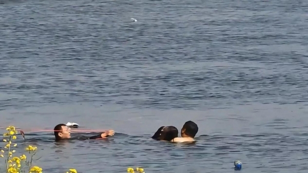 女子溺水被救上岸 众人合力救助