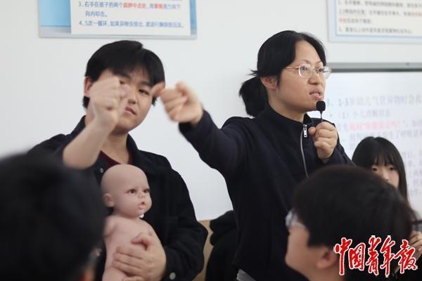 这些00后本科生专业是“带娃”