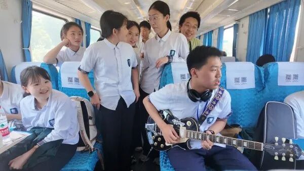 一学校包整列火车给师生解压 青春欢乐之旅