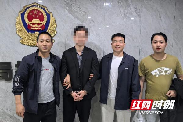 老人存钱柜员发现全是练功券