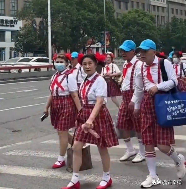 回头率拉满!大爷大姨穿学生装热情和路人打招呼