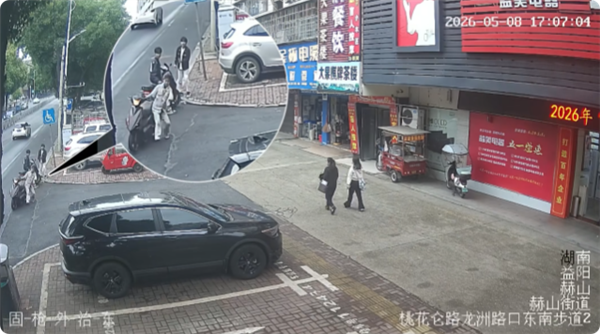 小车等红灯被“无人驾驶”摩托车撞击 意外油门引发热议