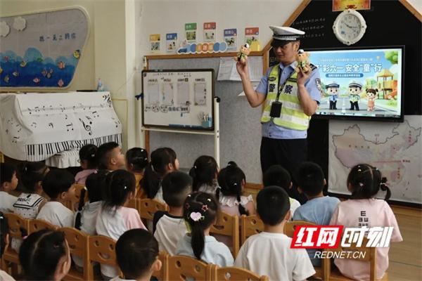 交警給小朋友送六一禮物 安全知識(shí)伴成長(zhǎng)