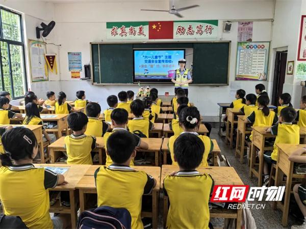 交警给小朋友送六一礼物 安全知识伴成长