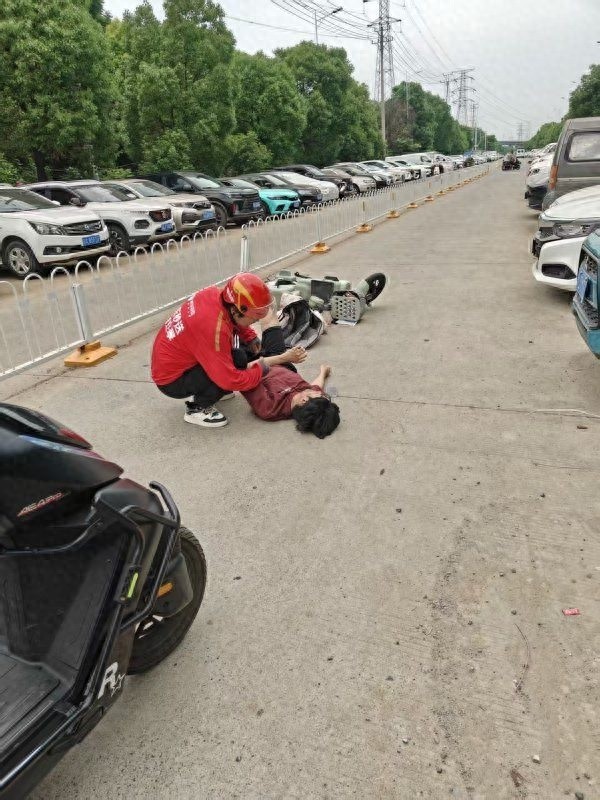 男子昏迷倒地外賣(mài)小哥放棄跑單護(hù)送