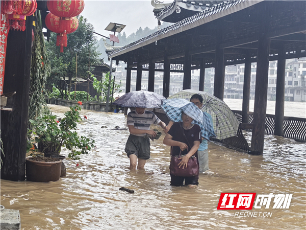 暴雨致村庄内涝 当地连夜转移群众 水利部门全力应对