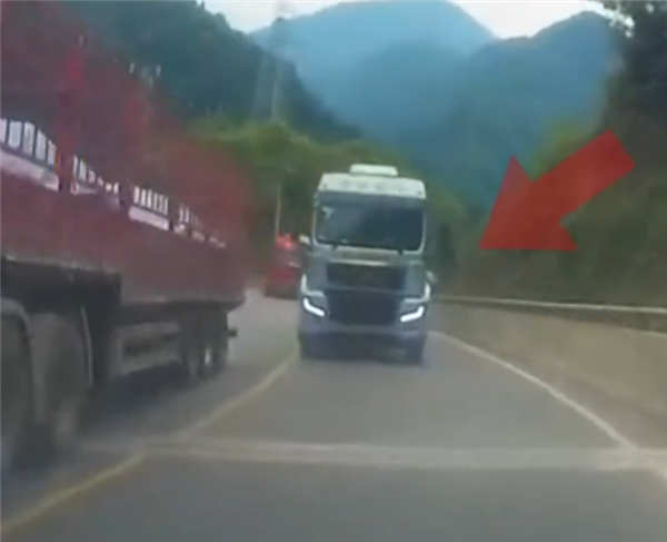 油罐车弯道超车险撞对向轿车 违规驾驶引发警觉