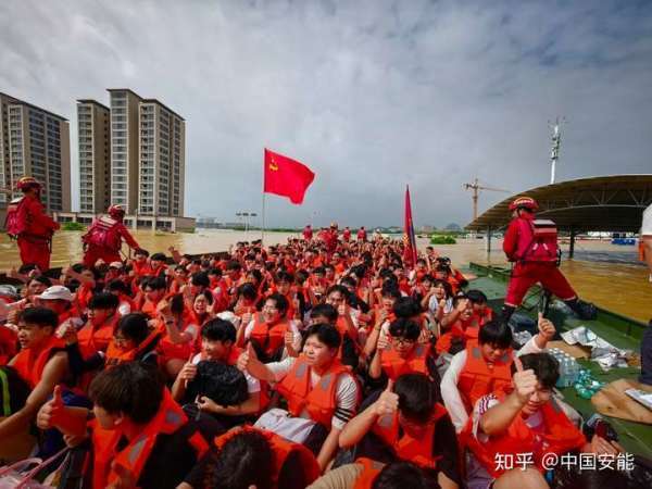 当救援航母驶入洪水校园