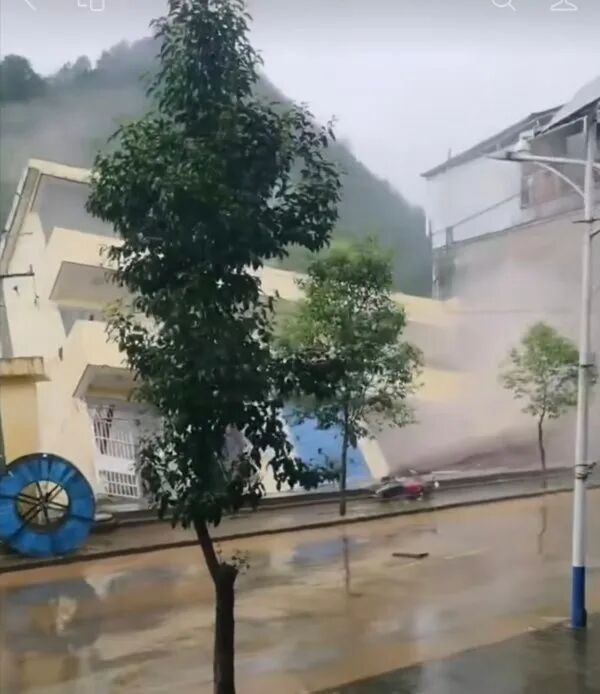 陕西商洛遭暴雨突袭 一电管站被冲垮