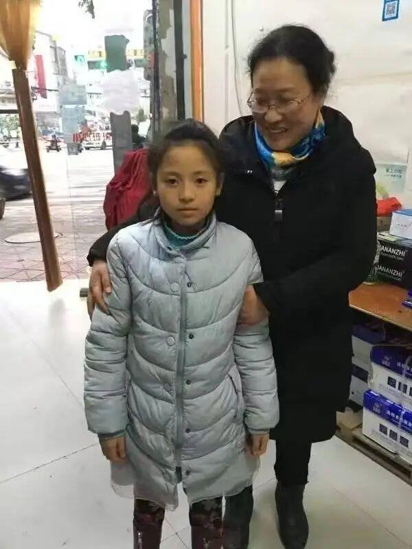 床头放菜刀女孩哭着说想成为黄文秀 梦想照亮前行路