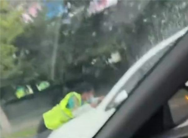 广东顺德一汽车顶女收费员开行，警方通报调查情况 停车收费纠纷引关注