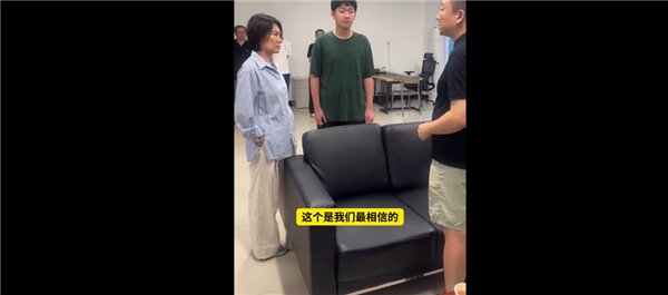 董明珠现格力技校 与15岁学生比身高