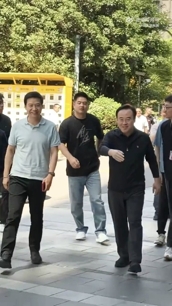 雷军到访B站总部 陈睿亲自迎接并打出“欢迎B站UP主”