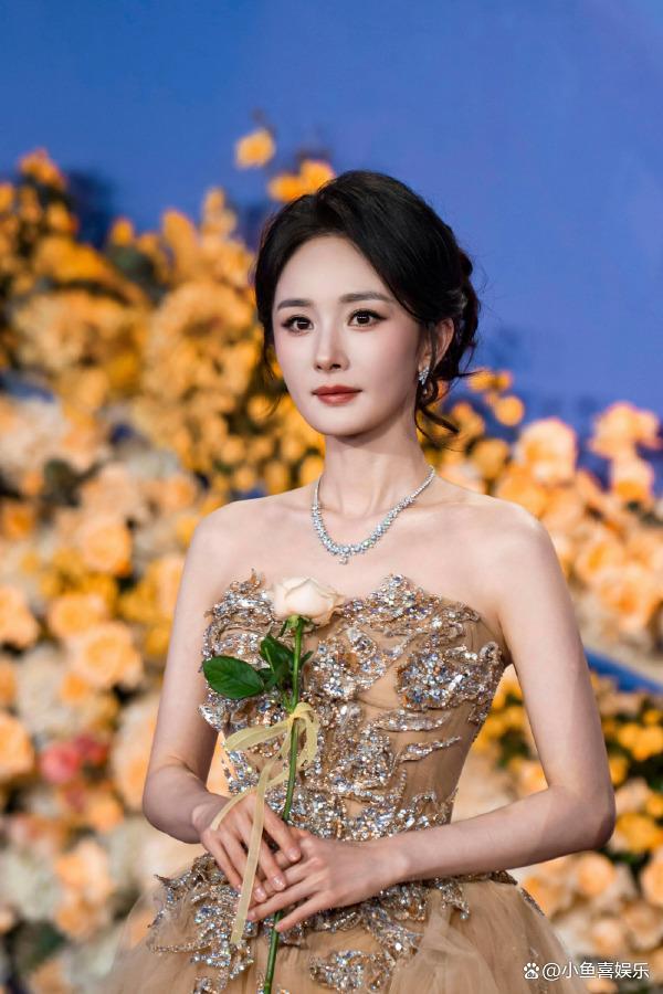 杨幂狂野女王封神！原野之姿尽显魔力
