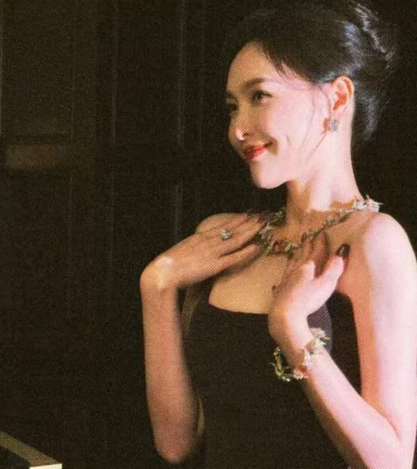 唐嫣盘发抹胸黑裙好优雅 高珠美人的从容魅力(图2)