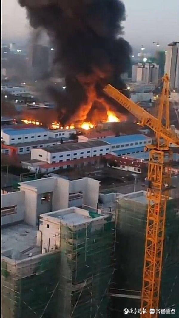 青岛鲁可园艺制品公司起火，过火面积约200平方米，幸无人员伤亡