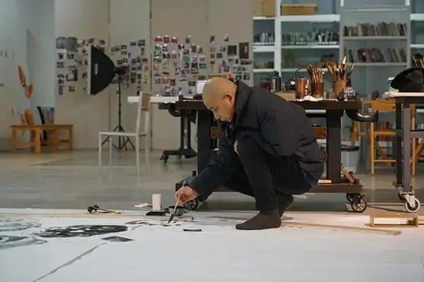 方力钧 | 笔墨扎根于生存体验,层层叠压间藏着中国当代艺术最真实的精神图谱