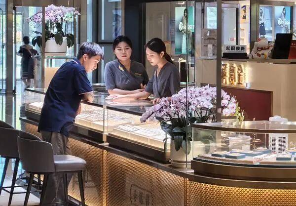 金价走高倒逼消费升级，黄金首饰从 “买分量” 转向 “买工艺”