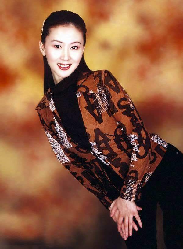 摄影师为女星拍裸体照用800盒胶卷 常在大自然中拍摄