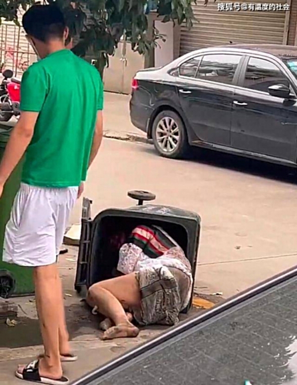 女子劈腿拒绝归还财物，被男友打到口鼻出血，往垃圾桶里塞