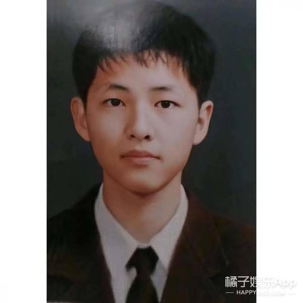 好久不见宋仲基啦！他竟当街秀恩爱？