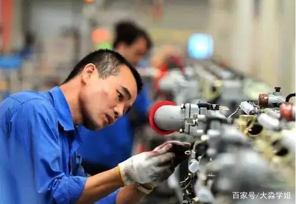 为何年轻人宁愿送快递也不进工厂 “看不上”这些？