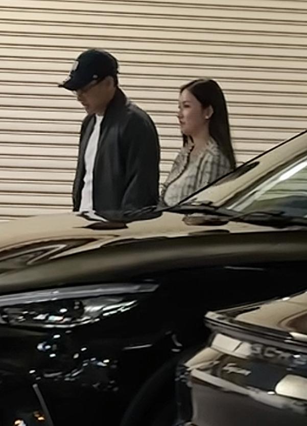 曝刘恺威新恋情 甜蜜牵手亮相