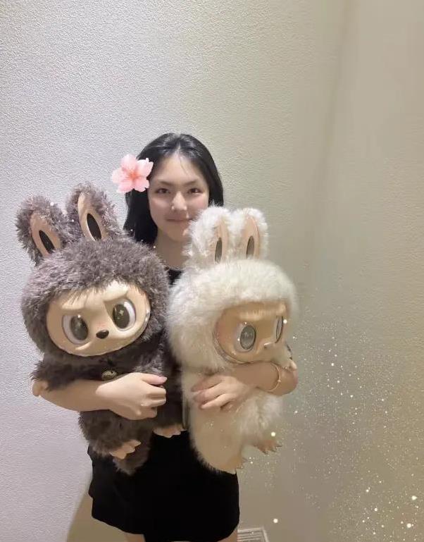 明星扎堆抢Labubu！王诗龄抱俩限量款，价格让人瞠目结舌？
