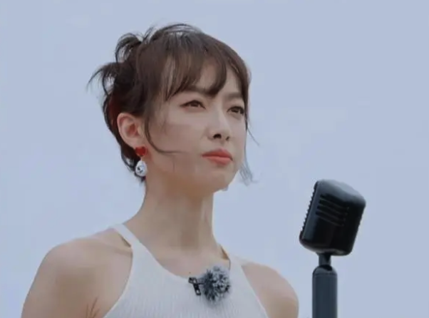 《五十公里桃花坞》宋茜在海边喊话时哭了：“有些事情，我觉得还是不过去的好。”