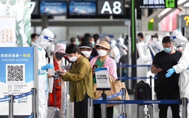 乘客在三亚凤凰国际机场核验核酸证明