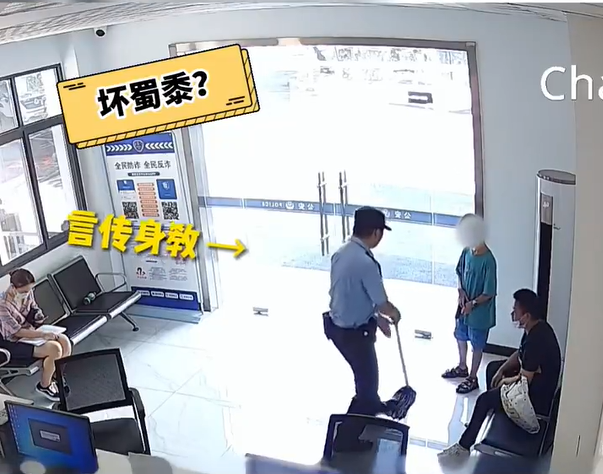 11岁男孩找妈妈索赔被拒后报警
