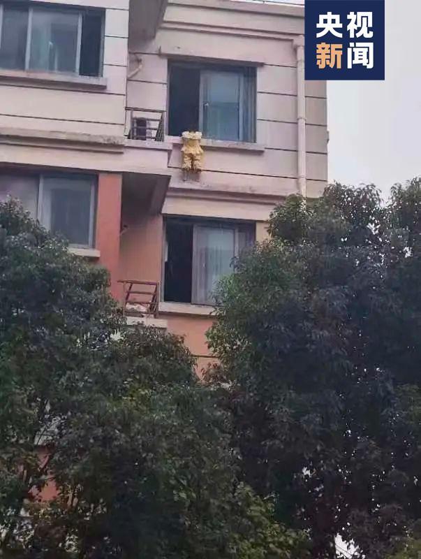4岁女童被困6楼窗外摇摇欲坠 小伙踩凳成功救人