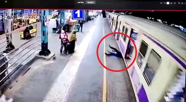 印男子穿铁路遇火车趴铁轨间躲避 虽然惊险但没受伤