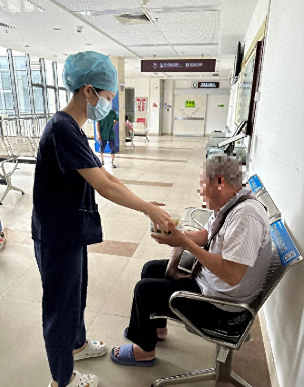 医生一条朋友圈感动全网 ICU门外老人背后的温情故事 