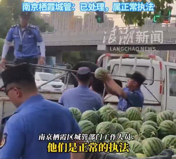 摊贩与城管起纠纷当场砸瓜 执法争议引关注
