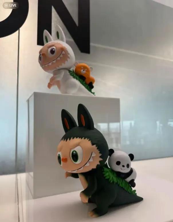 明星扎堆抢Labubu！王诗龄抱俩限量款，价格让人瞠目结舌？