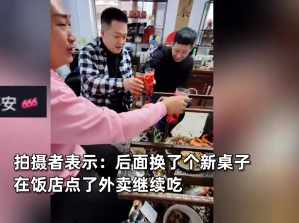聚餐时桌子突然炸了全家人淡定举杯 网友：心态好，什么都好！