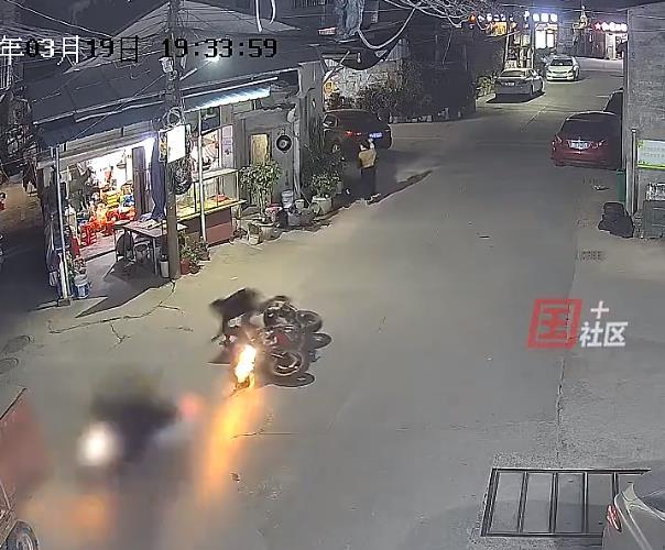 两车相撞男子骑摩托欲逃被路人抓住