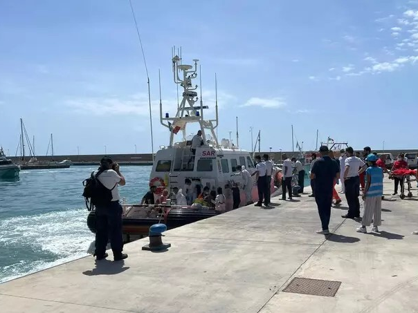 一非法移民船在意大利南部海域倾覆 数十人失踪