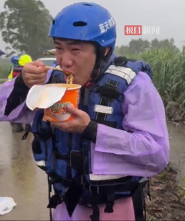 贵港救援人员席地而坐 冒雨吃饭 通宵救援后简餐充饥