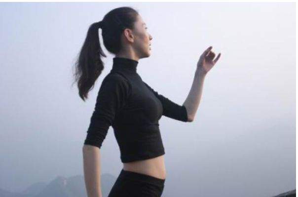 摄影师为女星拍裸体照用800盒胶卷 常在大自然中拍摄