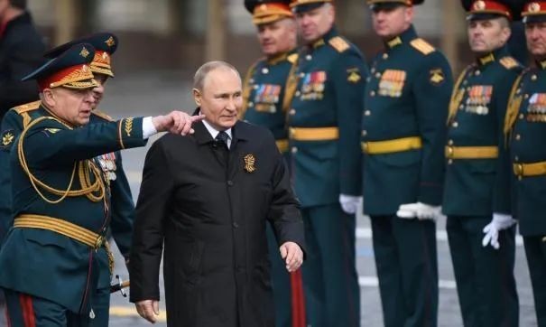 俄罗斯总统普京（前排左二）与阅兵总指挥萨柳科夫（前排左一）。