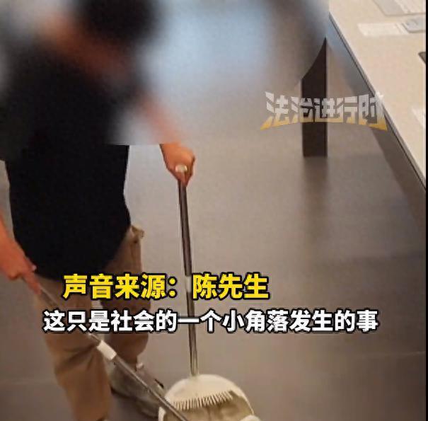 父母離婚沒人管 小孩商場待著玩手機(jī)