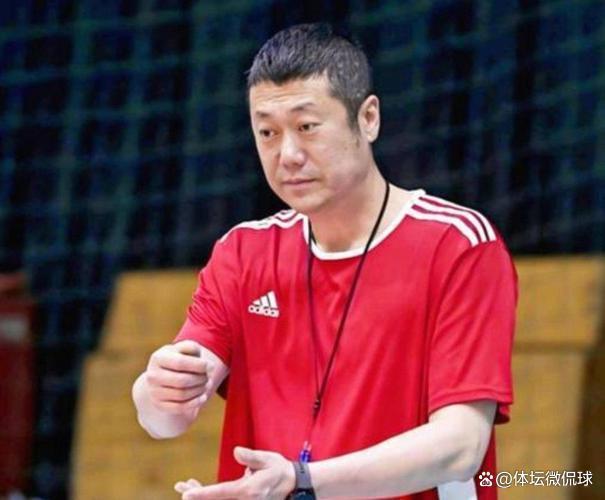 人民日报敲响警钟！李盈莹因伤缺阵、吴梦洁带伤归队，赵勇压力大：亚锦赛夺冠成考验