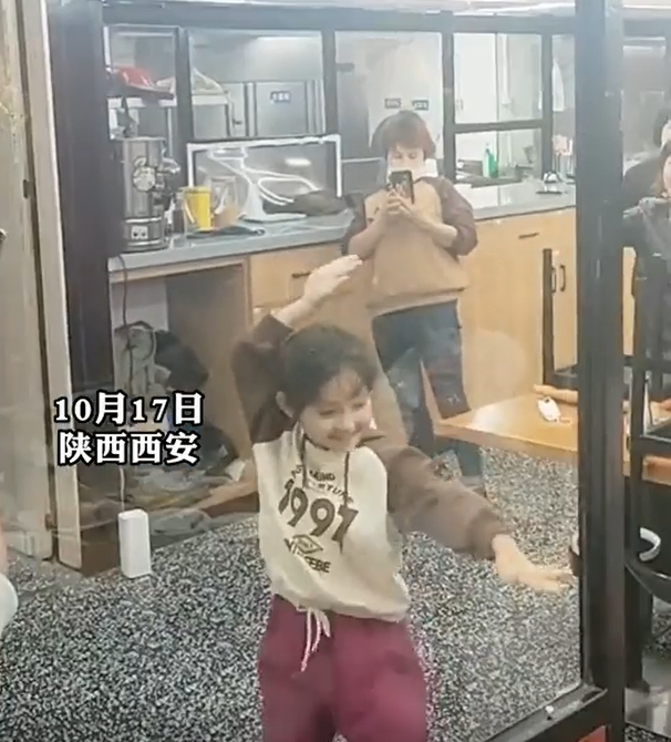 6岁女孩跳新疆舞引顾客称赞