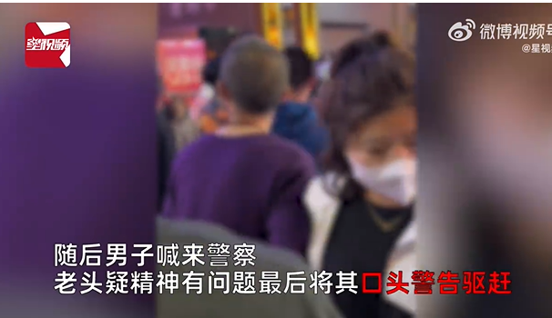 男子夜市故意触碰女生还偷闻发香