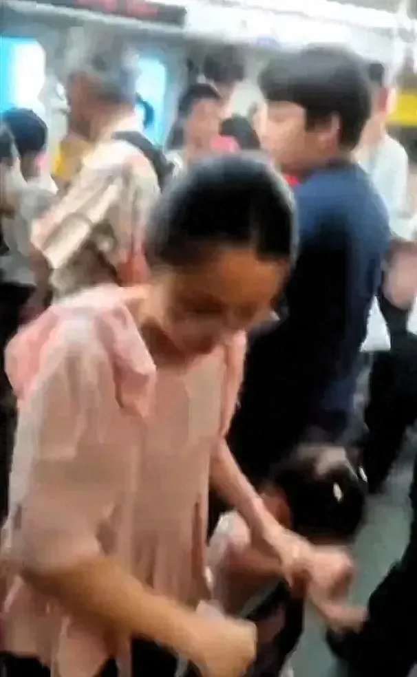 广州地铁男子神反应救下被夹女孩